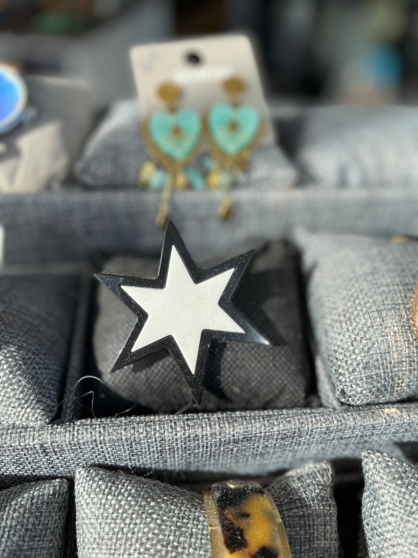 Broche black white