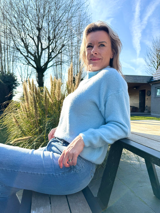 Pull Dieuwke baby blue